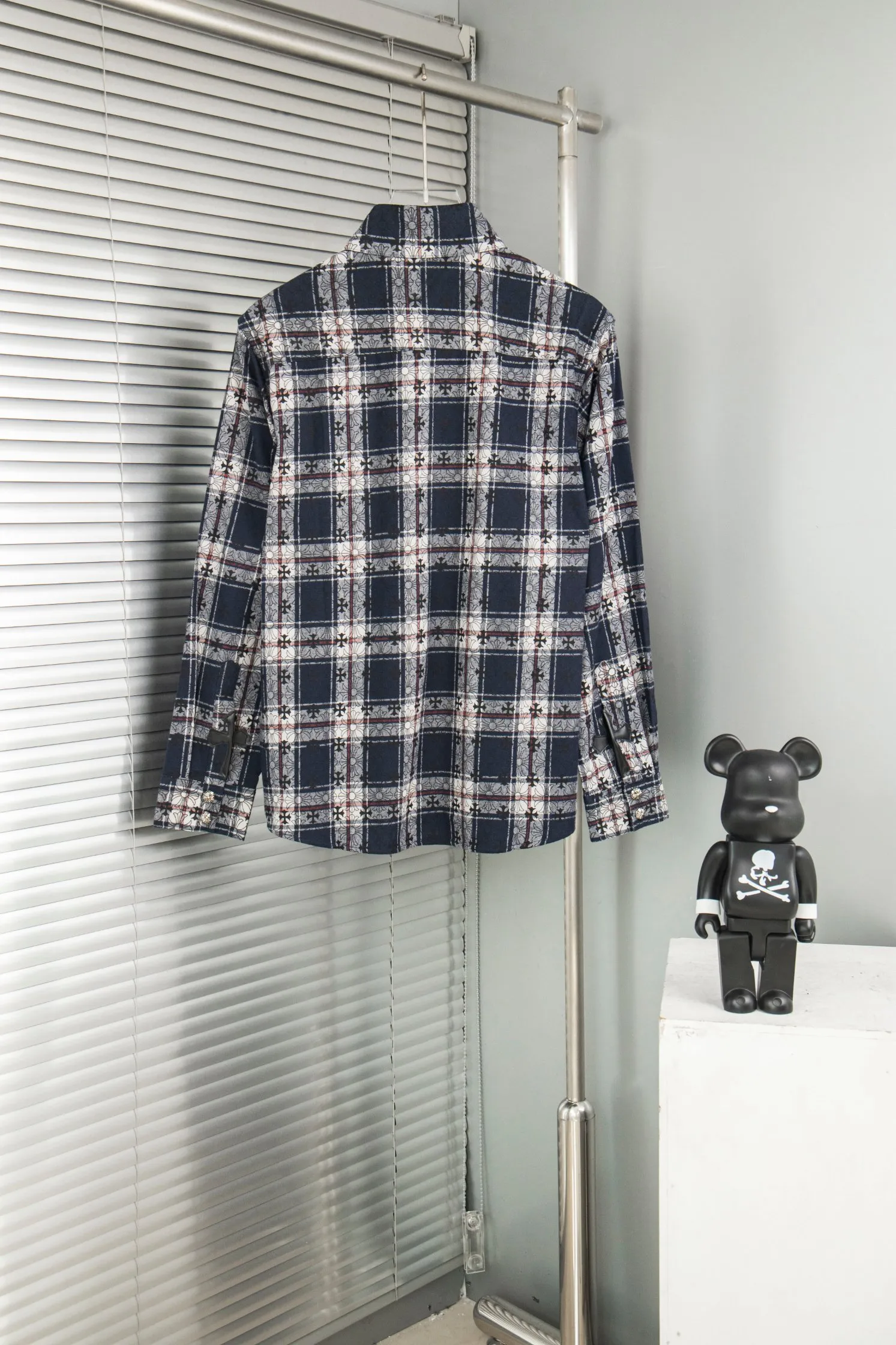🅿️260 New: Style number: B131 Chrome Hearts classic cashew flower cross all-over printed jacquard long-sleeved casual shirt 1️⃣Customized original jacquard fabric, high-quality pure cotton jacquard plaid fabric, soft and comfortable to the touch, a very high-quality fabric! 2️⃣The details of the workmanship are perfectly controlled. The lining is made of vest hemming, and the cuffs are made of double cross leather labels. It is different from the ordinary version. The collar is also designed with interlining, which shows high-end fashion and personality. The style is fashionable, simple and elegant, and it is a very versatile jacket! 4⃣️Complete accessories, all customized with original versions! Same style for men and women Color: Cashew Purple Sizes: S, M, L, XL